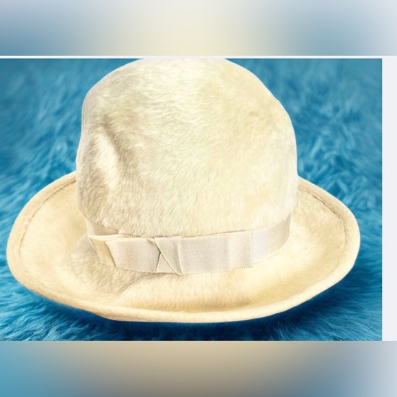 Schiaparelli - Rare find - Vintage 1960’s hat- yellow with grossgrain ribbon